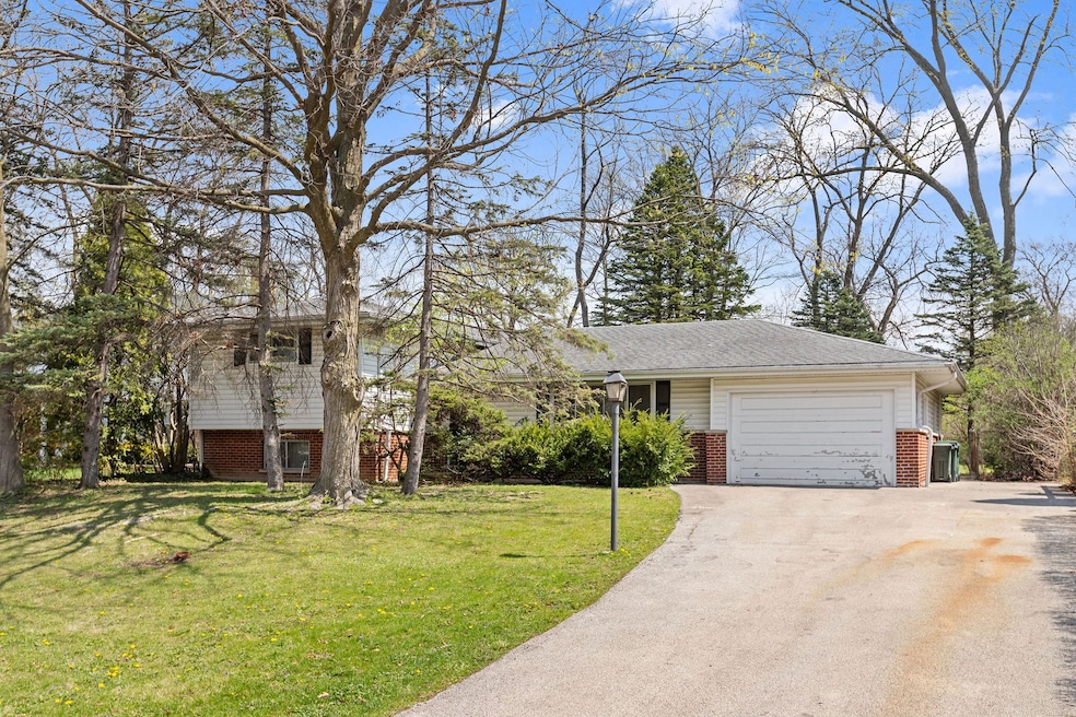 1343 Sleepy Hollow Rd, Glenview, IL 60025 - photo 1