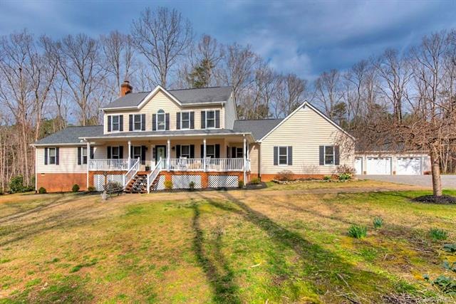 Welcome to the beautiful setting of 2938 Stone Creek Drive!