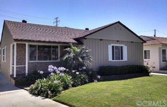 Great Curb Appeal .. sweet porch 