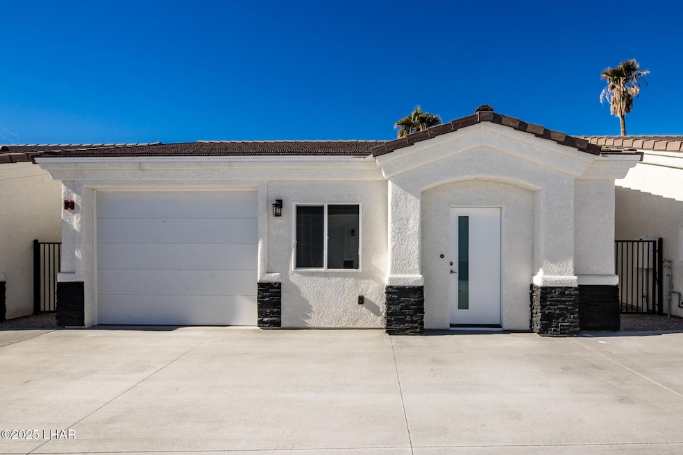 2080SwansonAveExterior_08