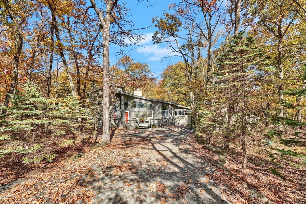 127 Stallion Dr, Hawley, PA 18428 - photo 1