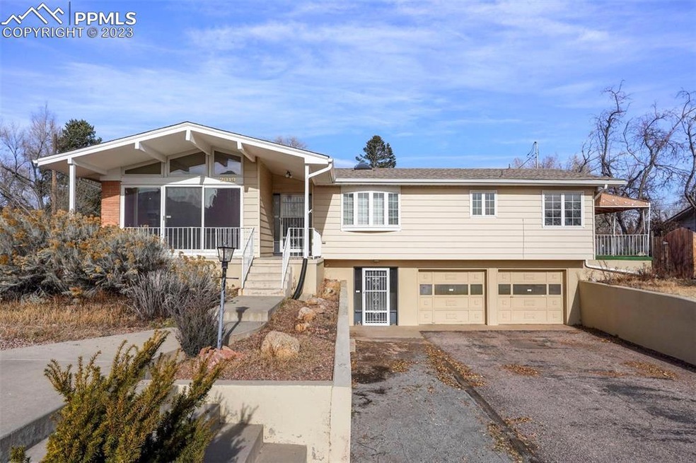 Welcome home! Wonderful Skyway location.
