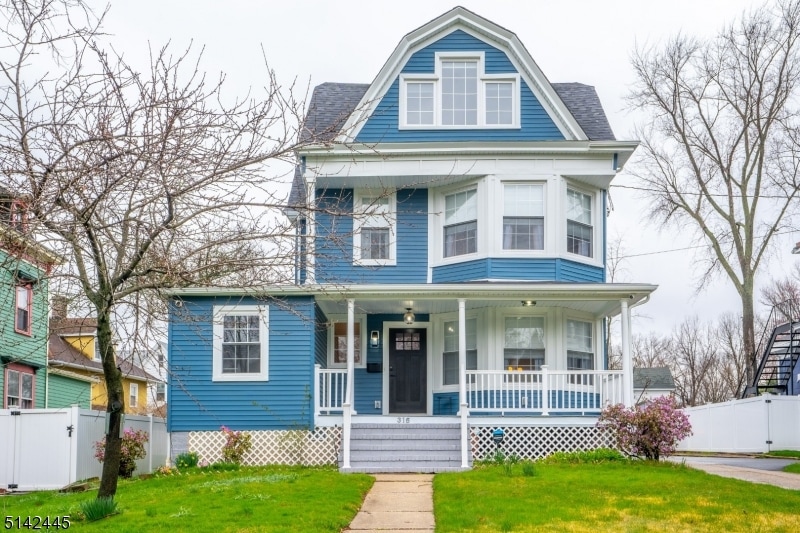 Sold $1,140,000 • Co-Listing Agent