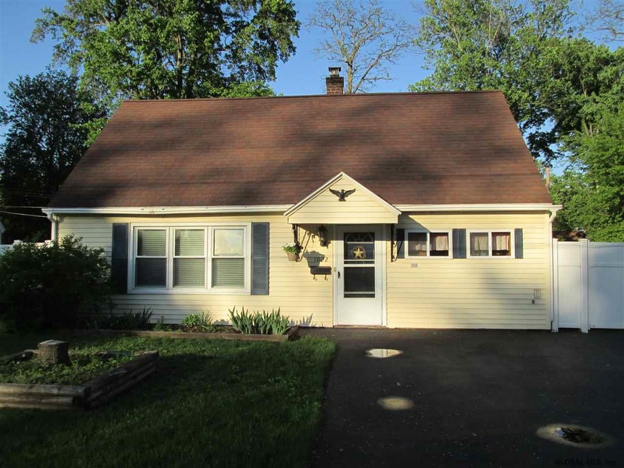 Welcome to this tidy home!!