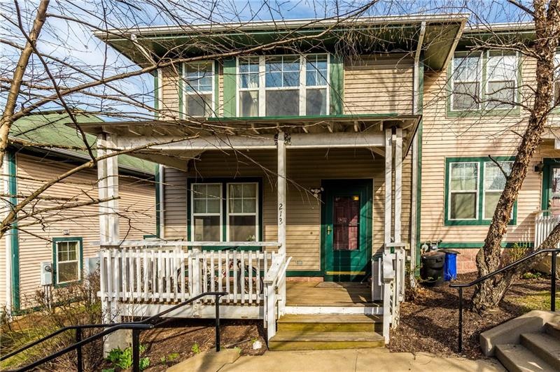 Welcome to 213 Whitridge Street.  Relax on 17x6 fr