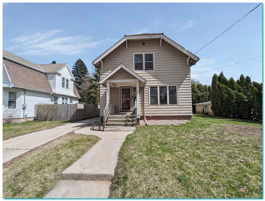 911 N 10th St, Manitowoc, WI 54220 - photo 1