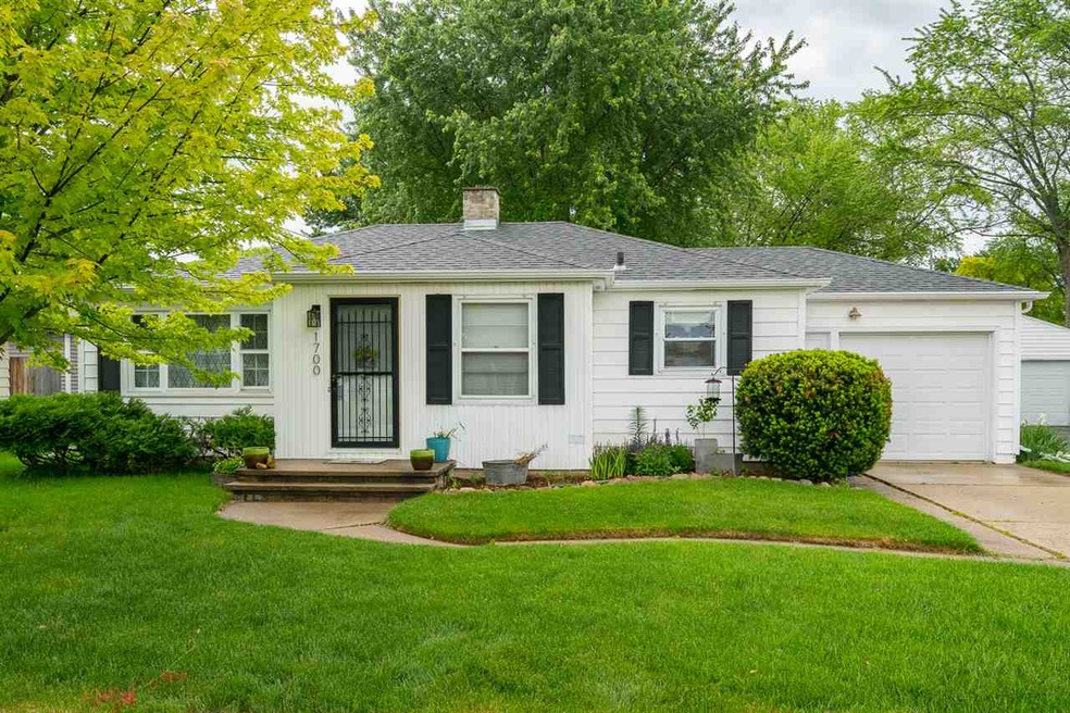 1700 S Sanders St, Appleton, WI 54915 - photo 1