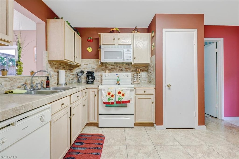 LARGE KITCHEN VIEW!