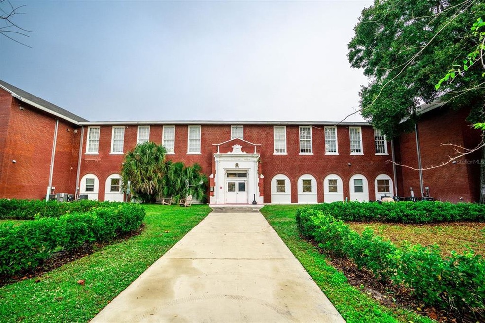 1090 10th St N, Saint Petersburg, FL 33705 - photo 1