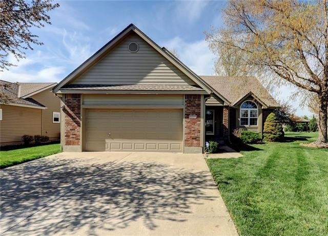 606 Meadowlark Dr, Raymore, MO 64083 - photo 1