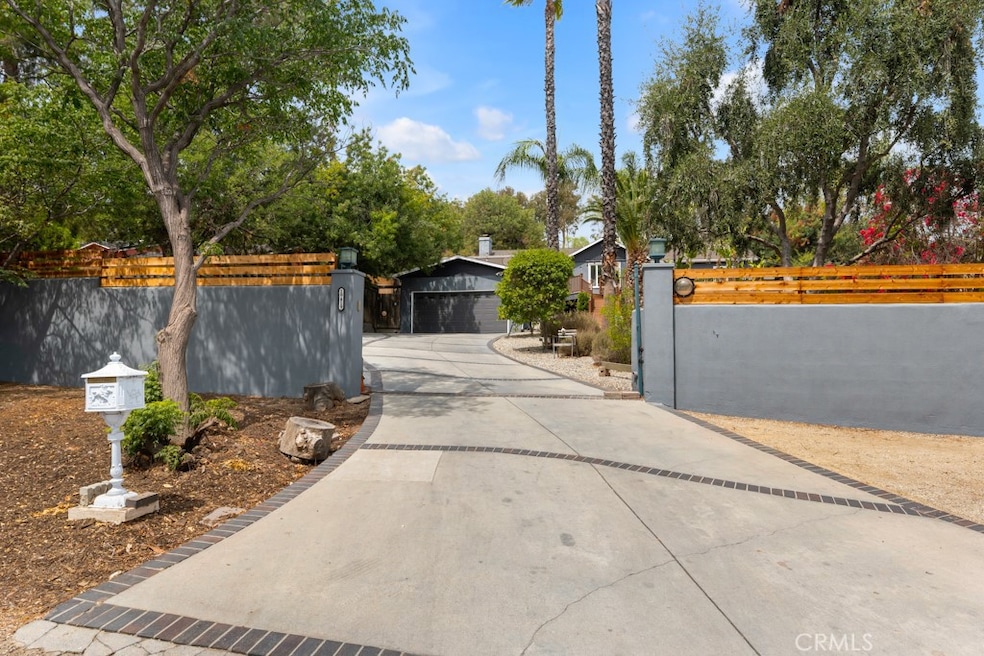 19419 Oxnard St, Tarzana, CA 91356 - photo 1