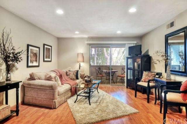 SPACIOUS LIVING ROOM
