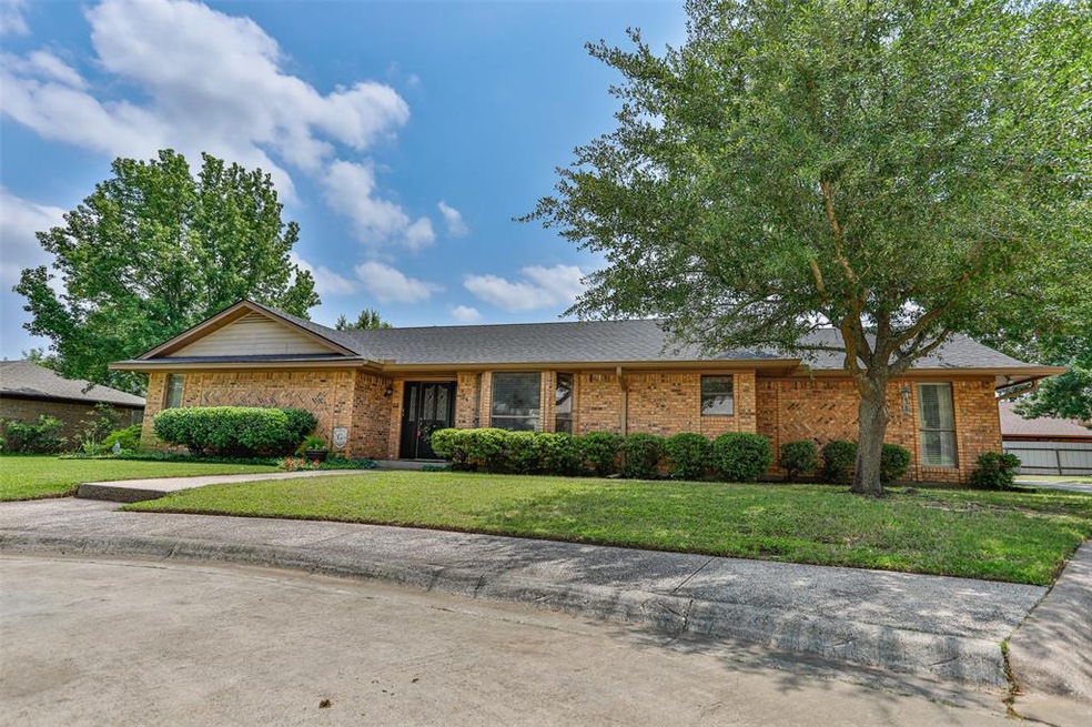 1904 Woodlawn Ct, Gainesville, TX 76240 - photo 1