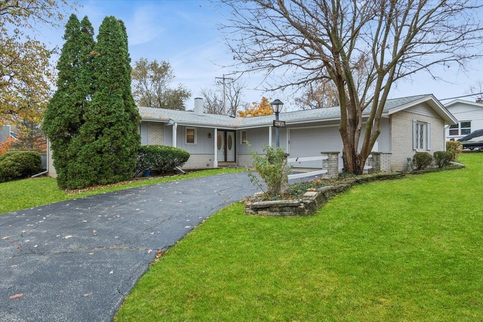 25W125 Lacey Ave, Naperville, IL 60563 - photo 1