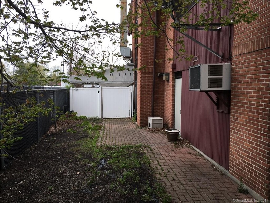 937 Post Rd unit 6, Fairfield, CT 06824 - photo 1