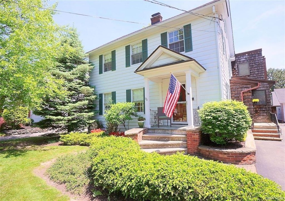 Welcome home to 90 Oakgrove!