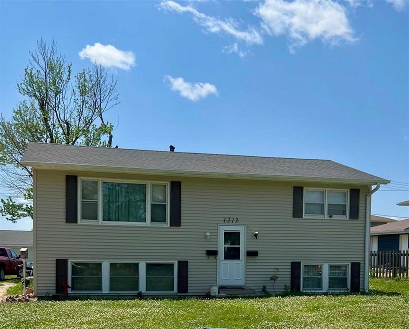 1213 Bowler St, Hiawatha, IA 52233 - photo 1