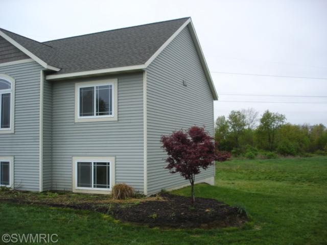 1090 Serenity Ridge Dr unit 15, Wayland, MI 49348 - photo 1