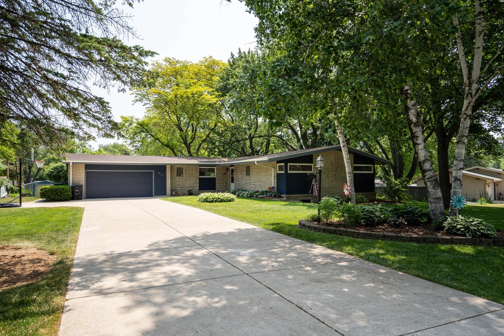 W151N6866 Glenview Dr, Menomonee Falls, WI 53051 - photo 1