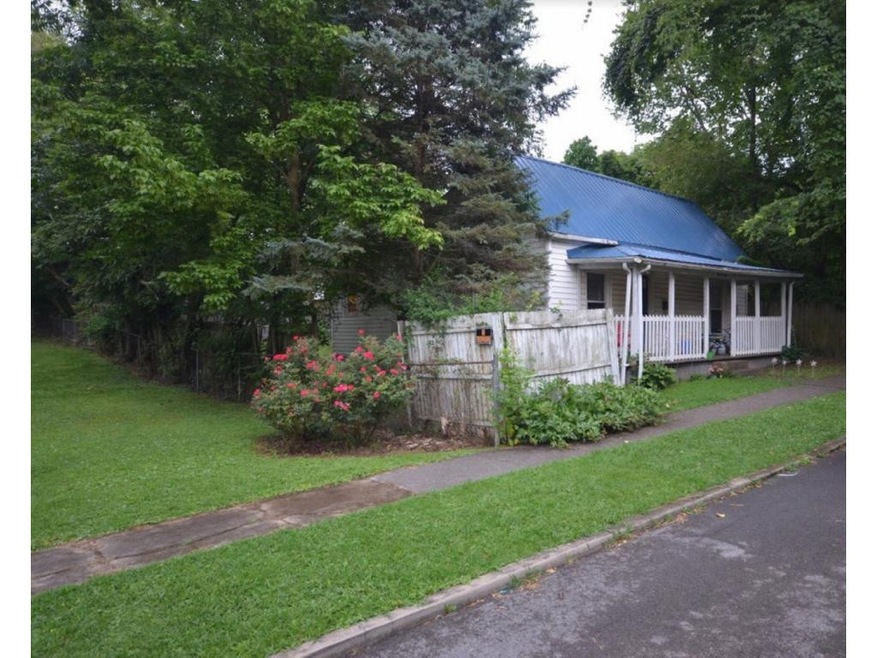 909 Claiborne St, Johnson City, TN 37601 - photo 1