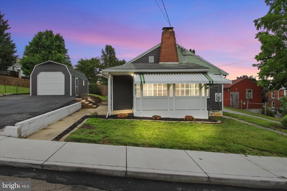 311 W 3rd St, Waynesboro, PA 17268 - photo 1