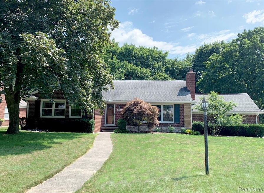 Welcome to 580 Lahser Road in Bloomfield Hills!