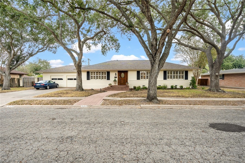 426 Williamson Place, Corpus Christi, TX 78411 - photo 1