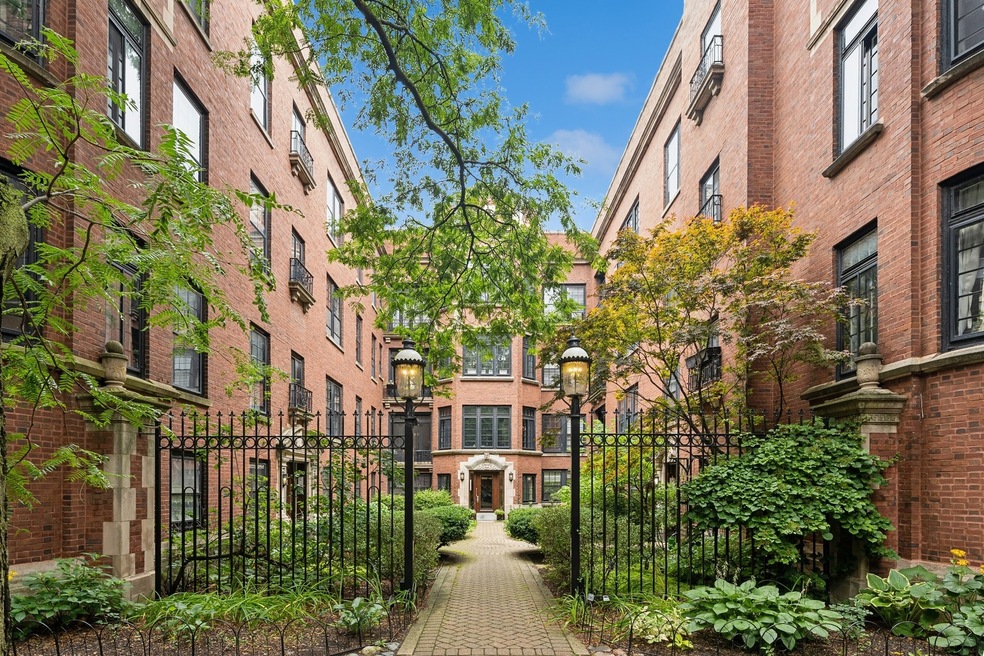 2910 N Pine Grove Ave unit 1, Chicago, IL 60657 - photo 1