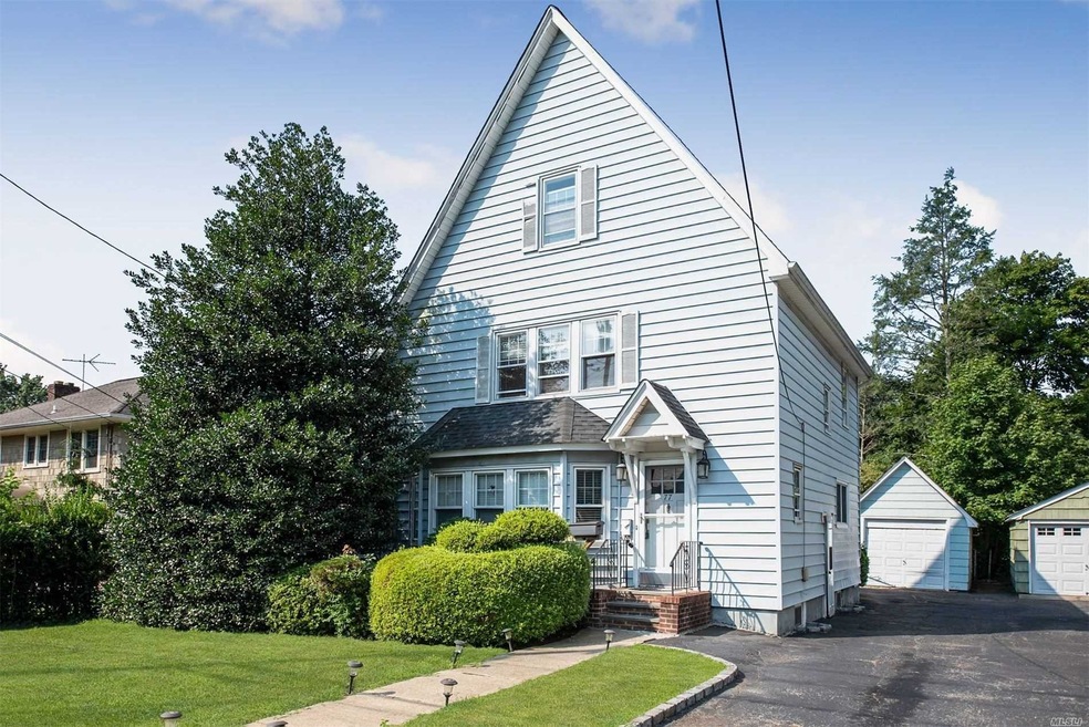 77 Saint Pauls Rd N, Hempstead, NY 11550 - photo 1