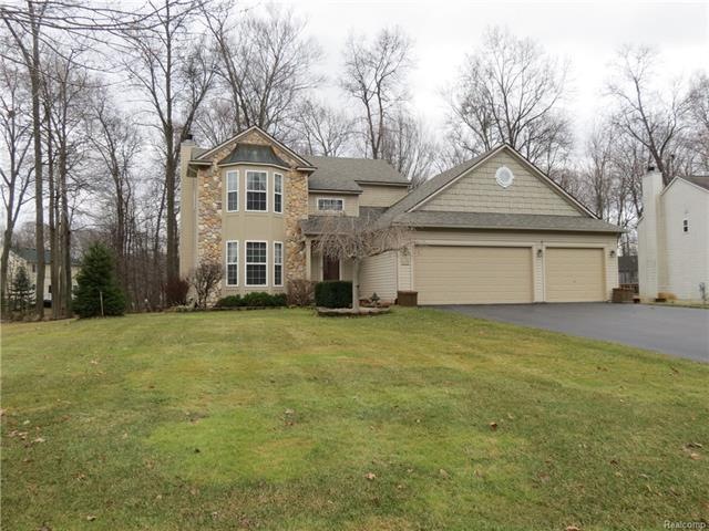 Beautiful  low maintenance stone & vinyl exterior.