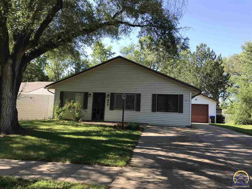 3712 SW 38th St, Topeka, KS 66610 - photo 1