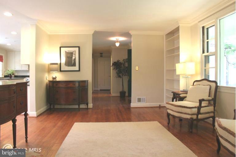 7101 Marlan Dr, Alexandria, VA 22307 - photo 1