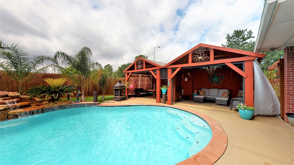 Salt Water Pool heated with Jacuzzi 7ft deep on on