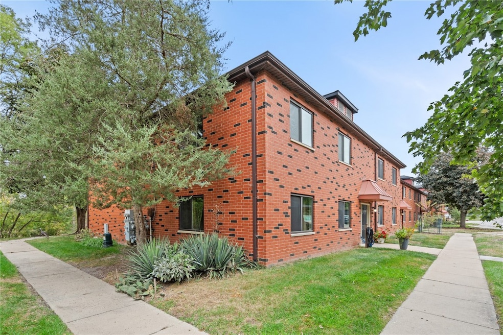 406 Teakwood Ln NE unit 20, Cedar Rapids, IA 52402 - photo 1