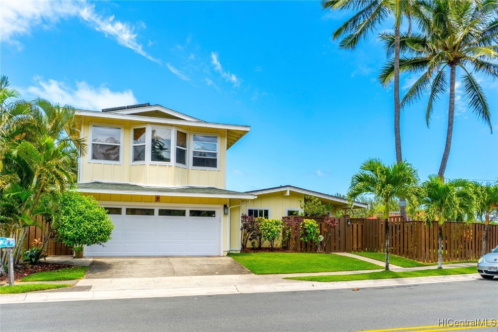 Beautiful home 6 houses from Kailua Beach.