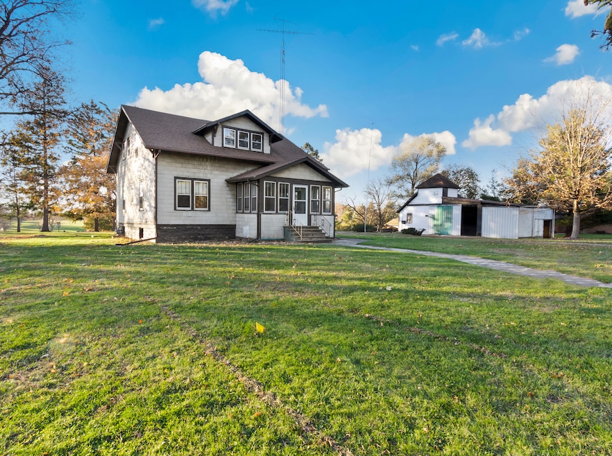 1737 N Brinton Ave, Dixon, IL 61021 - photo 1