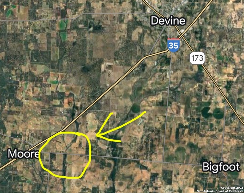 146 Cr 2666, Moore, TX 78057 - photo 1