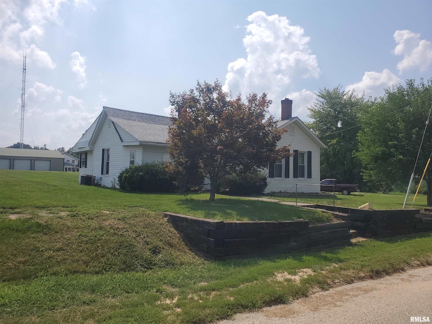 132 W Springfield St, Virginia, IL 62691 - photo 1