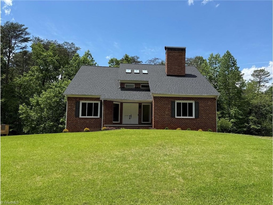 2528 Treetop Ln, Winston Salem, NC 27101 - photo 1