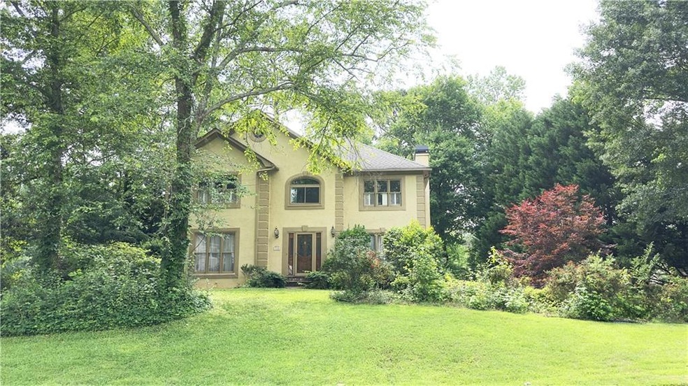 View of front facade featuring a front lawn