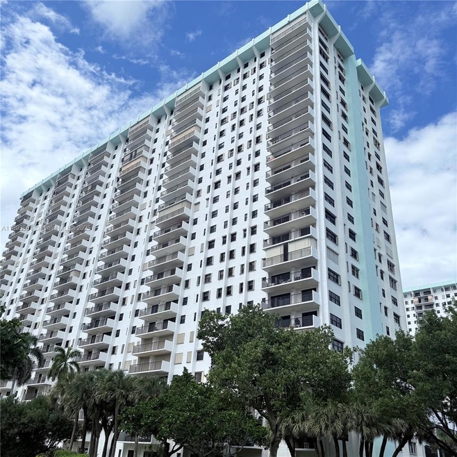Summit Towers unit 1609S, Hollywood, FL 33019 - photo 1