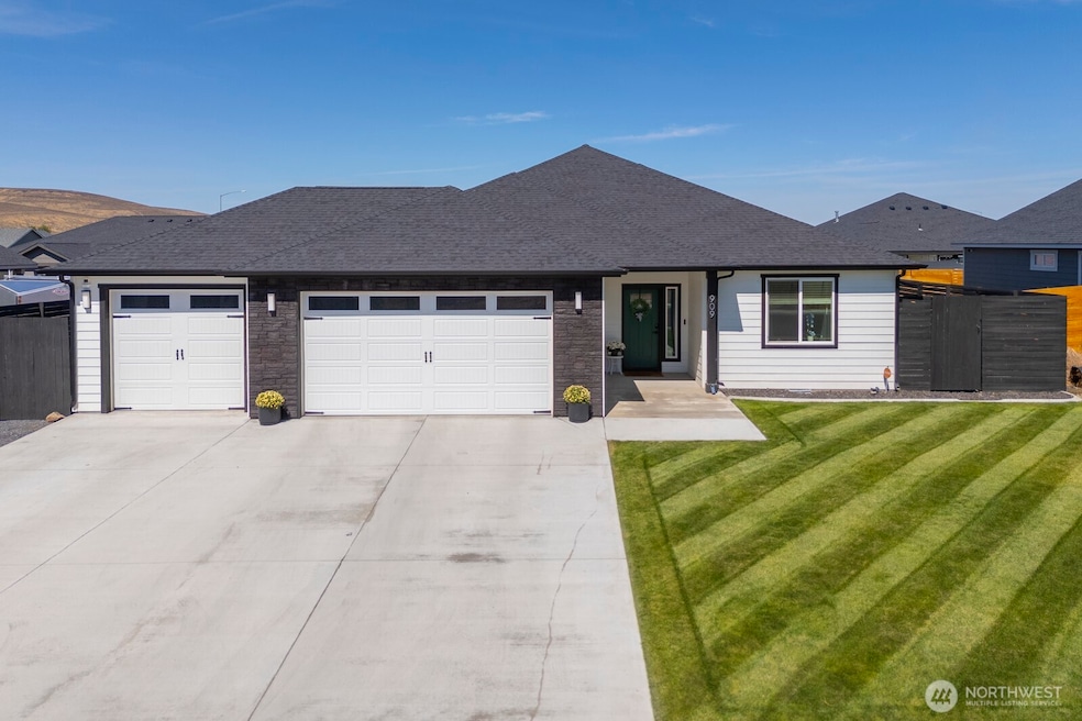 909 5th Ave NE, Ephrata, WA 98823 - photo 1