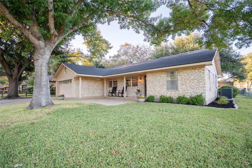 2102 Kent St, Taylor, TX 76574 - photo 1