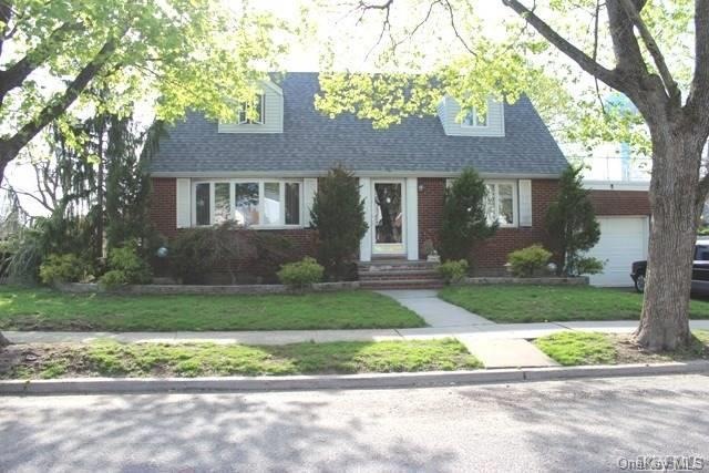 101 Euston Rd S, West Hempstead, NY 11552 - photo 1