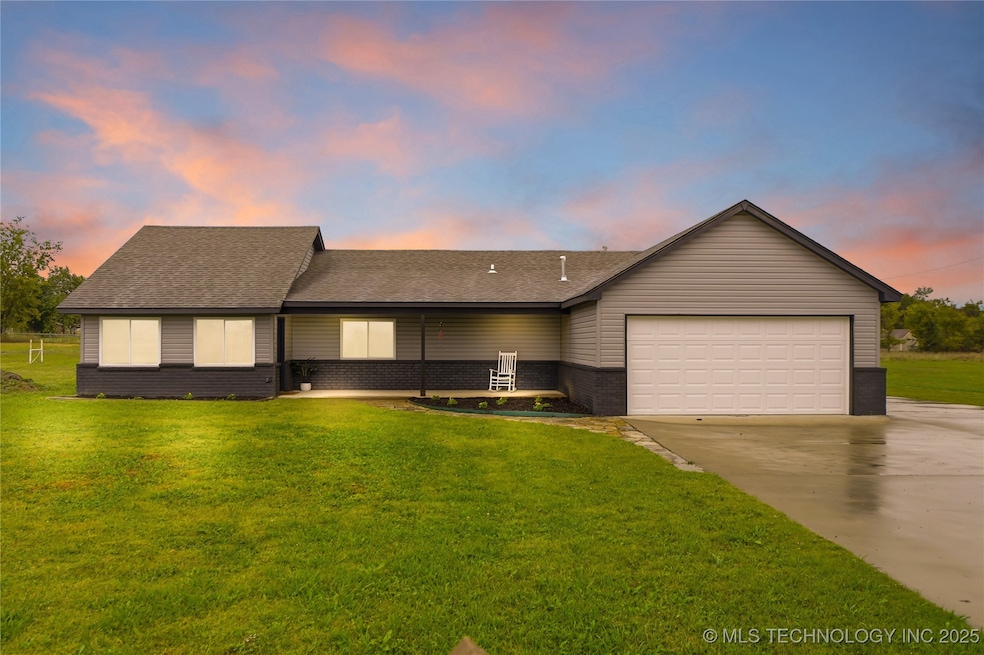 17065 Honeysuckle Ln, Claremore, OK 74019 - photo 1
