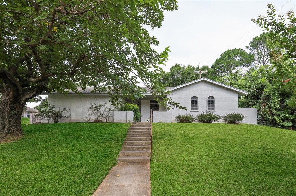 1101 Sherwood Dr, Bedford, TX 76022 - photo 1