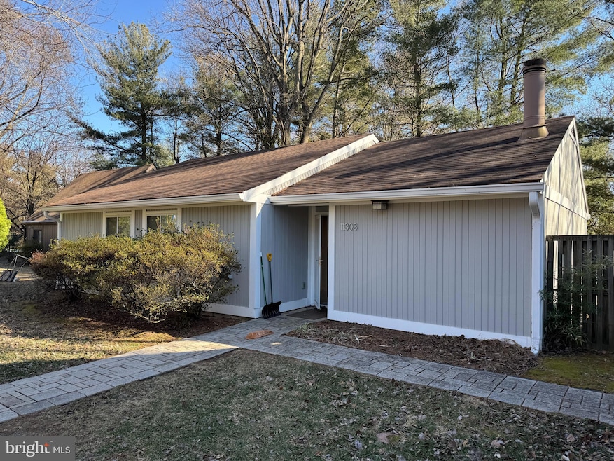 11303 Gatesborough Ln, Reston, VA 20191 - photo 1