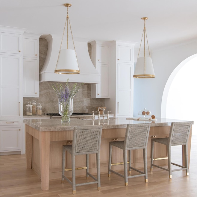 Kitchen with backsplash, a center island with sink