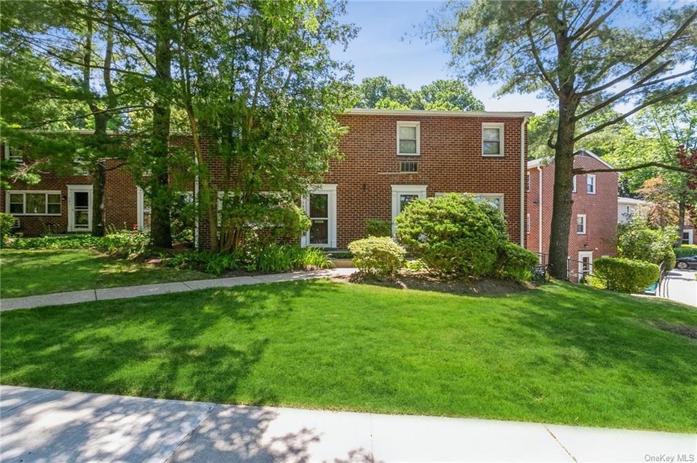 105 Charter Cir unit 105, Ossining, NY 10562 - photo 1