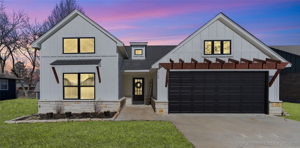 317 SE 6th St, Pryor, OK 74361 - photo 1